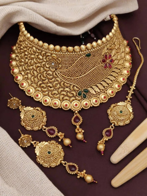 Golden Choker Necklace Set In Embossed Detailing