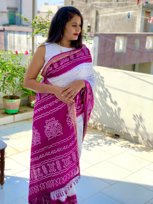 White color soft cotton saree with bandhani printed work