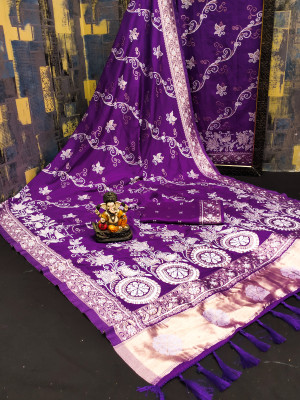 Magenta flowy dola silk saree with laheriya woven design border & lagdi patta pallu