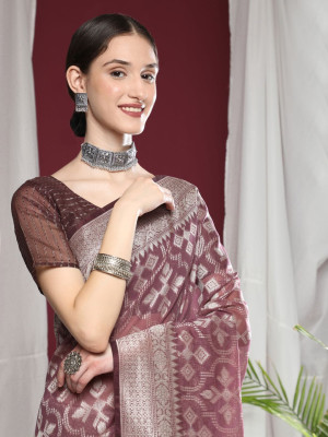 Magenta color soft maheshwari silk saree with zari weaving work