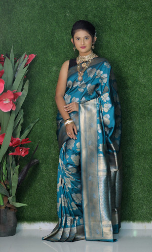 Rama green color soft kanchipuram silk saree with golden and silver zari weaving work