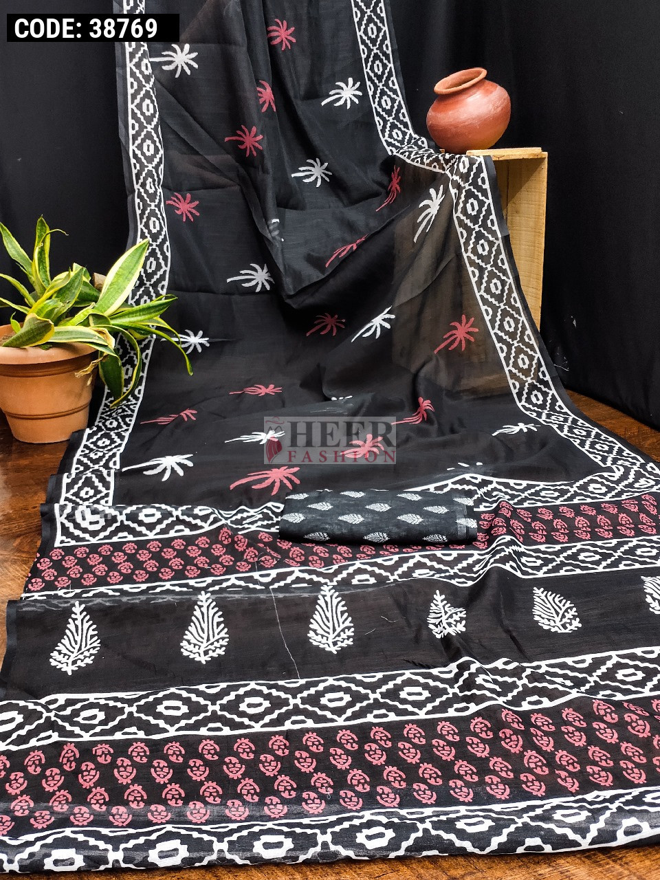(23ｰ100)||pimpandhost imagesize:960x1280 28%" Black flowy linen cotton saree with digital printed work